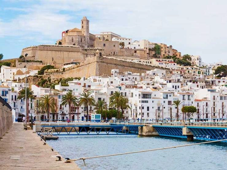 Ibiza – færgehavn og rejsemålsguide