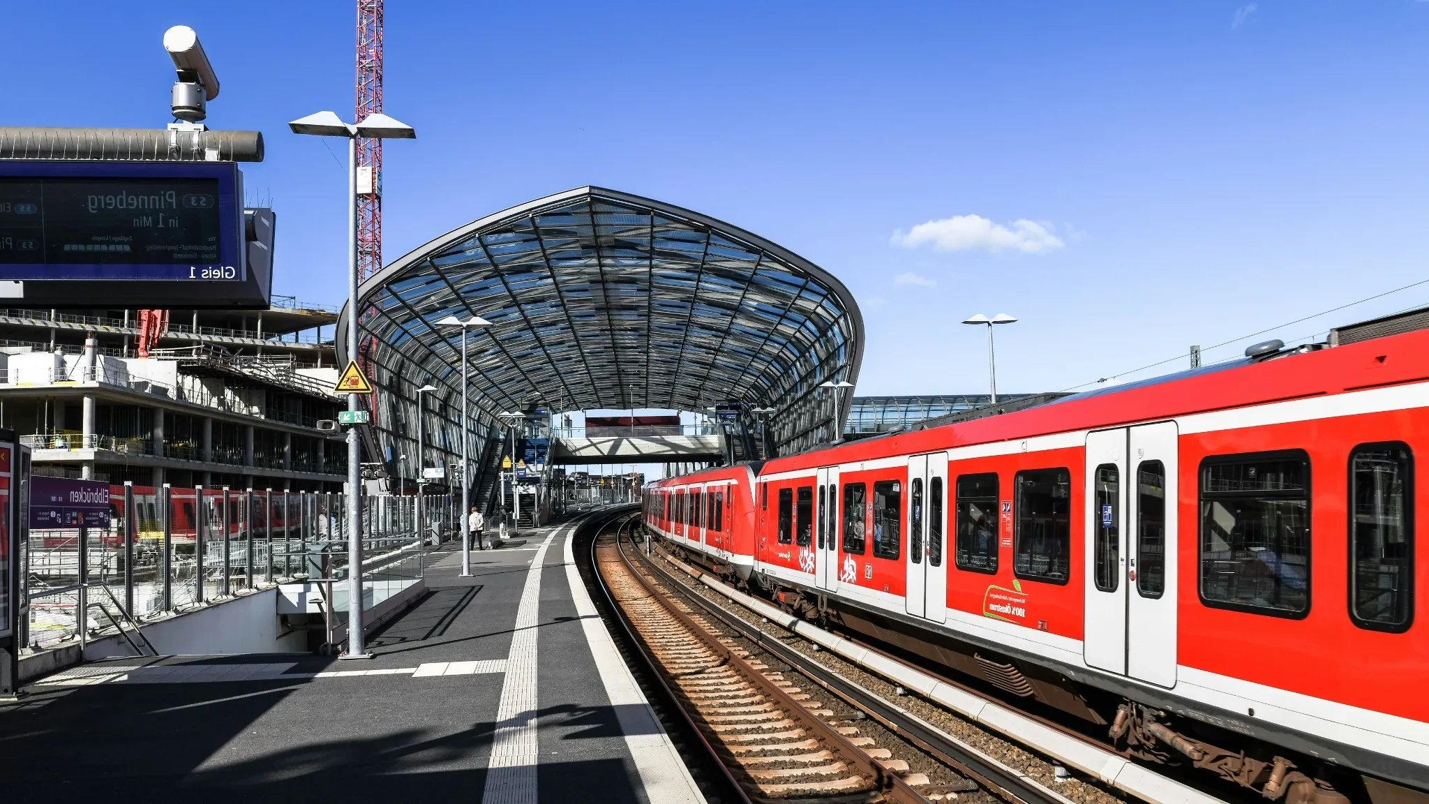 Moderne tog som anløber til en stasjonsplattform