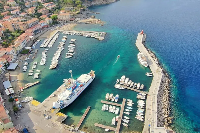 Færgerejse og havneinformation for Porto Santo Stefano–Giannutri