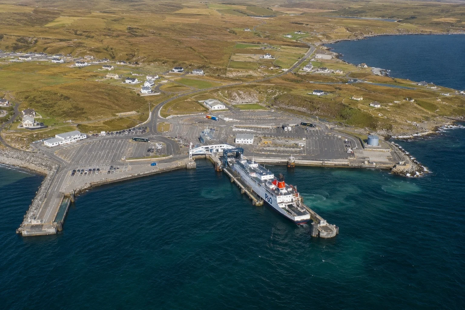 Gills Bay – færgehavn og rejsemålsguide