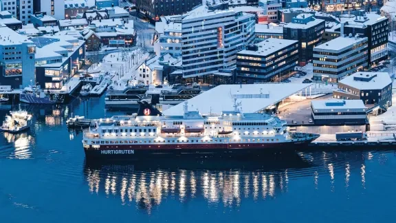 Hurtigruten-fartøj ved Kirkenes på Norges arktiske kyst