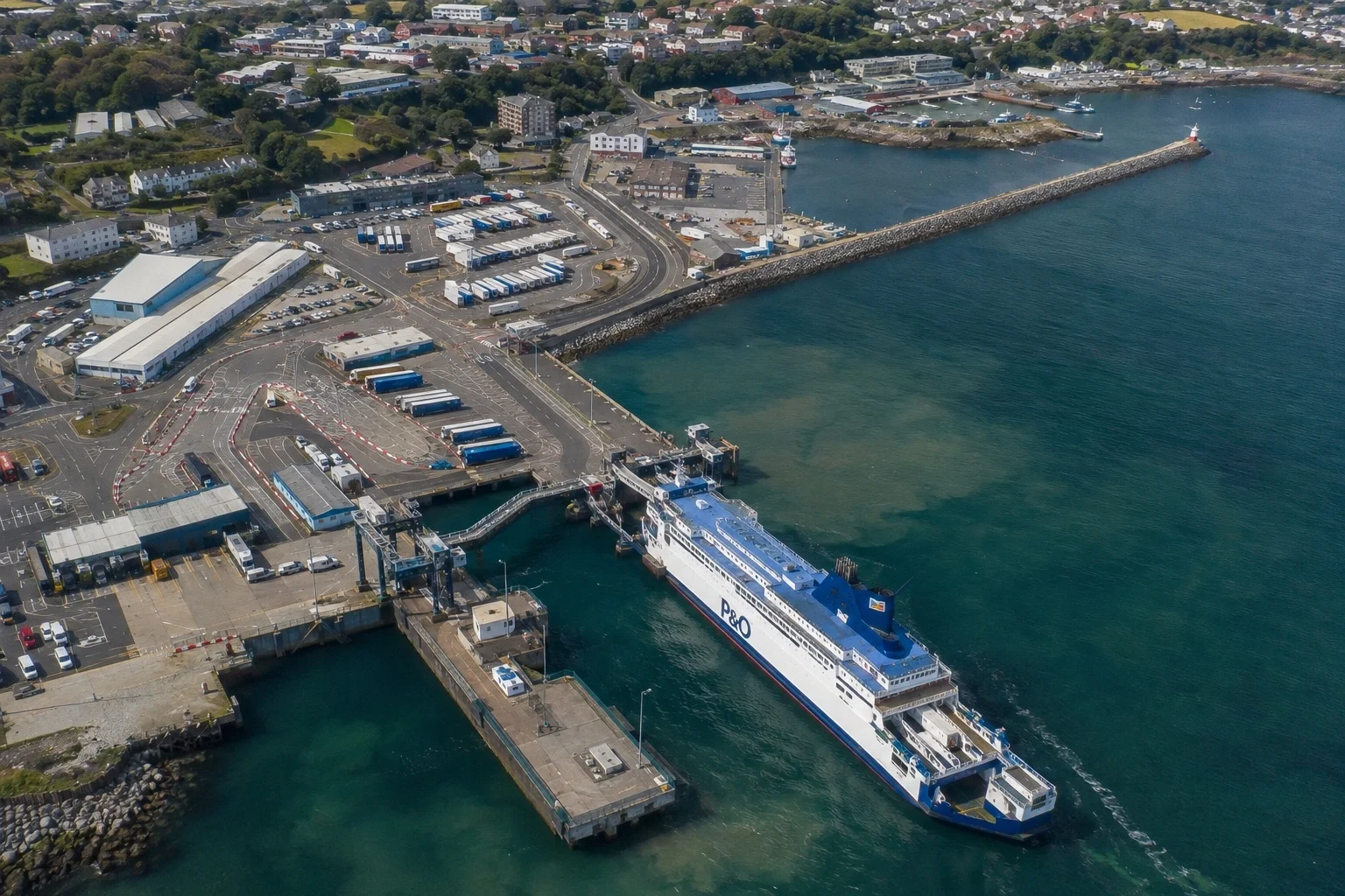 Larne – færgehavn og rejsemålsguide