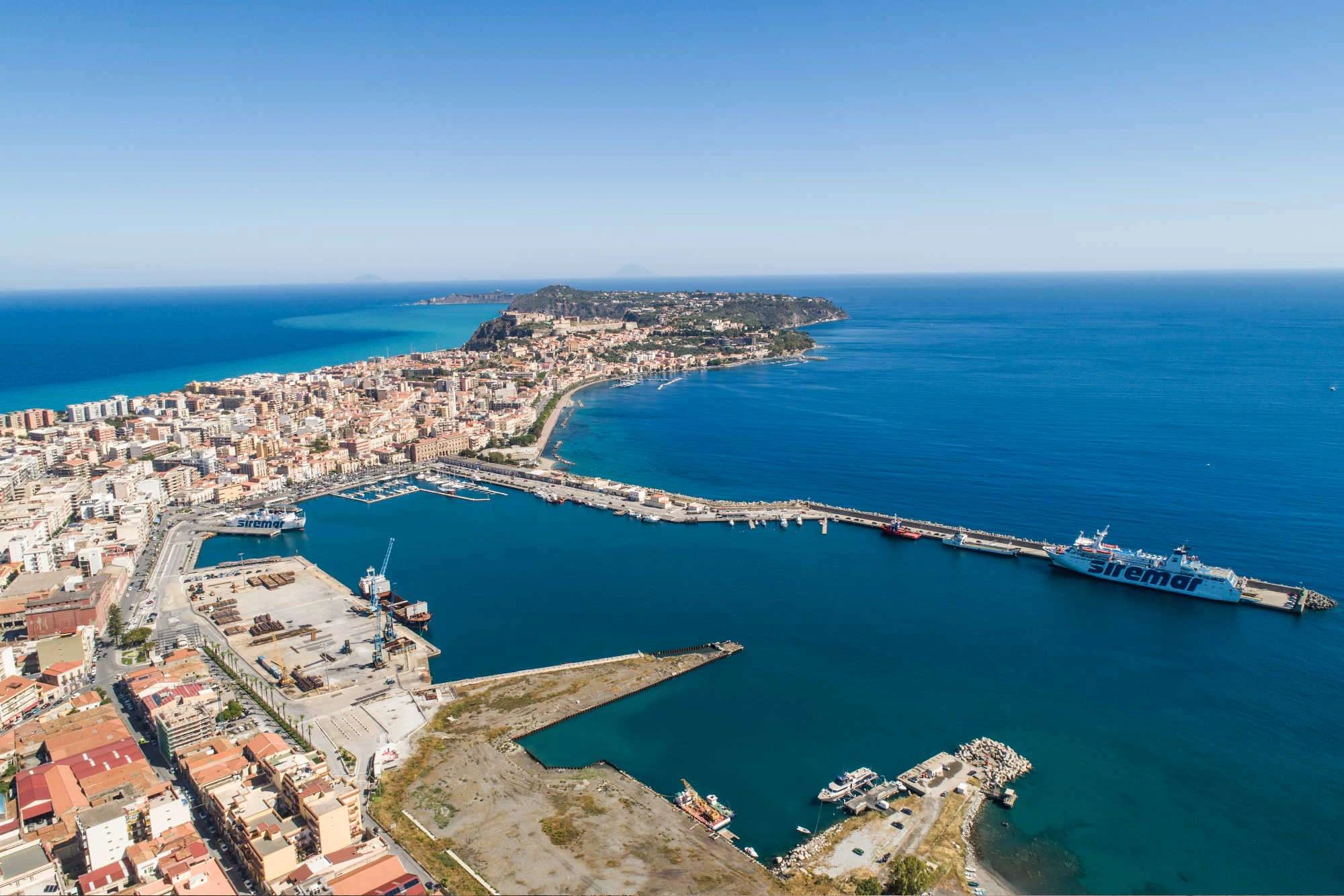 Færgerejse og havneinformation for Milazzo–Stromboli