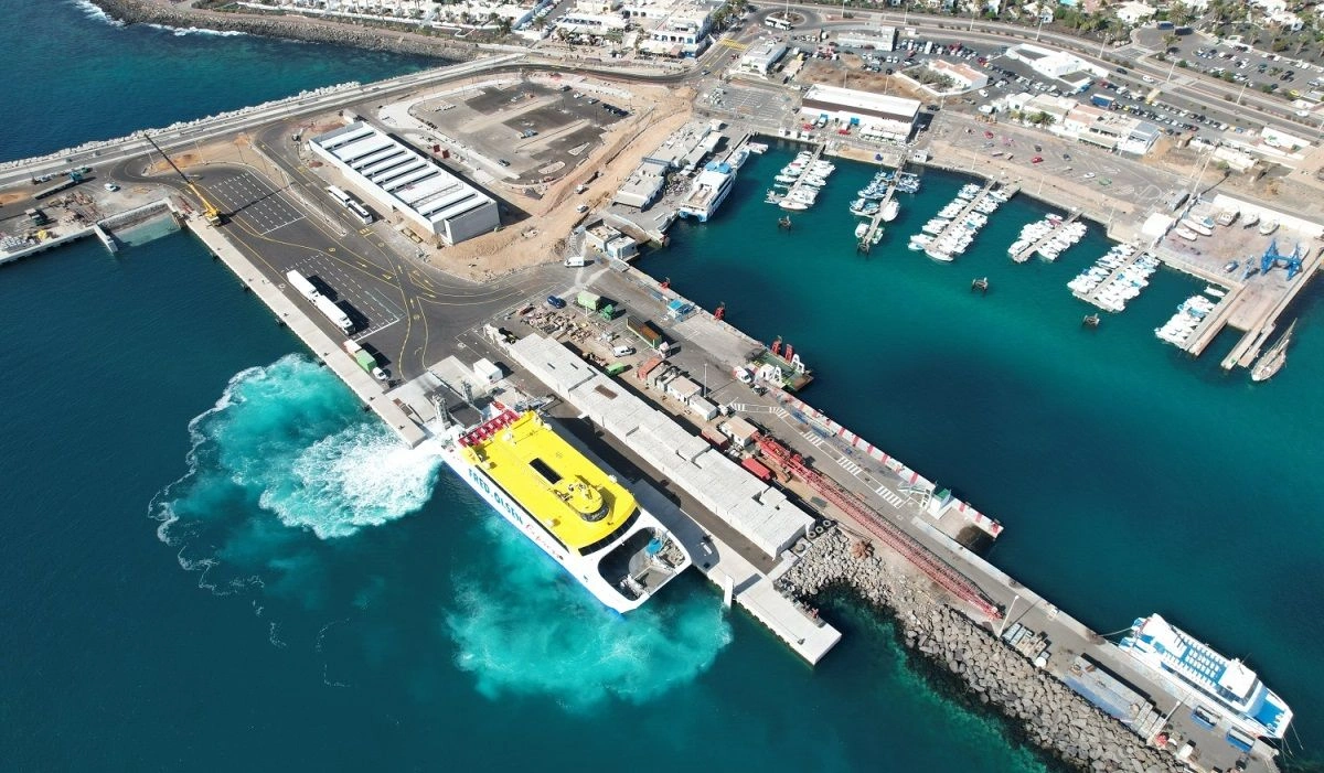 Færgerejse og havneinformation for Corralejo–Playa Blanca