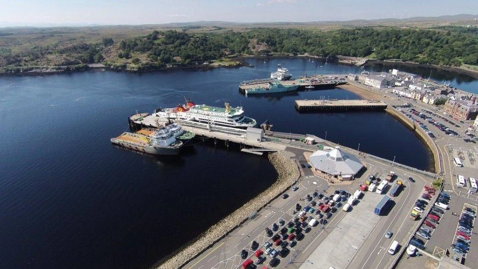Færgerejse og havneinformation for Ullapool–Stornoway