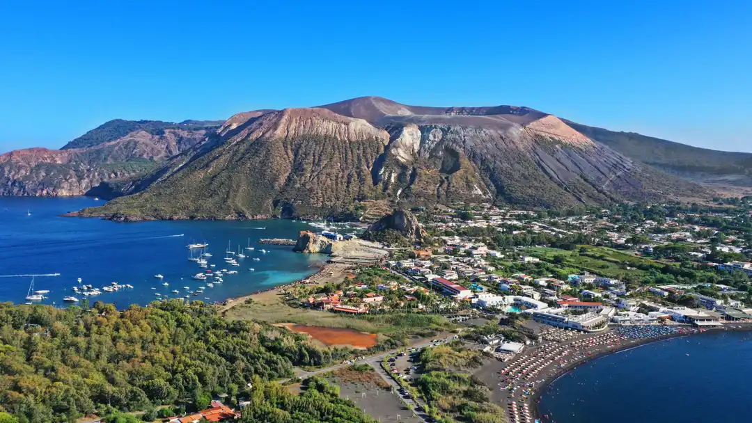 Færgerejse og havneinformation for Napoli–Stromboli