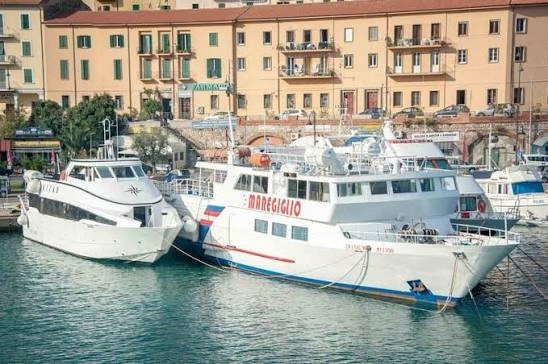 Færgerejse og havneinformation for Porto Santo Stefano–Giannutri